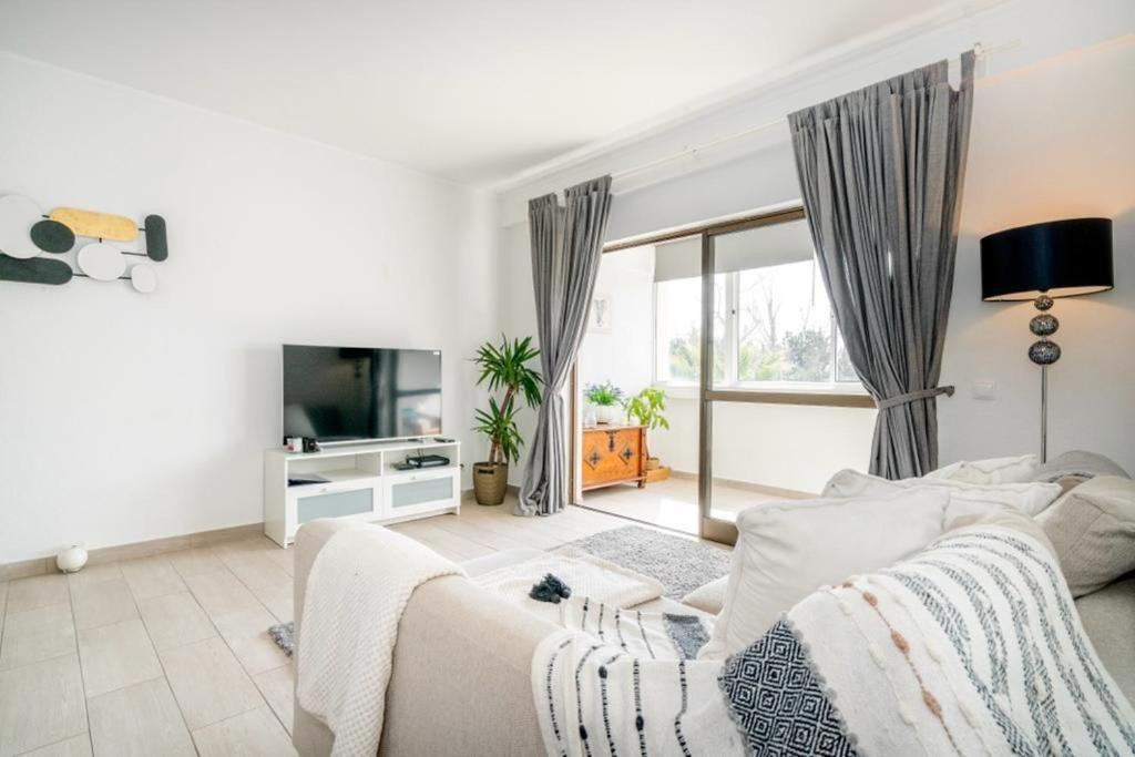 Spacious 1 Bed In Vilamoura, Fast Wifi & Pool Quarteira Buitenkant foto